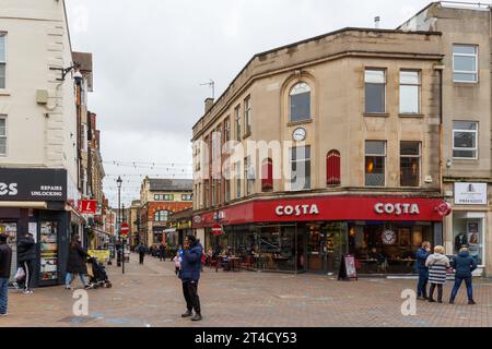 Die Ecke Fish Street und Abington Street Northampton 2023 Stockfoto