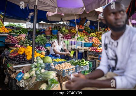 Lagos, Nigeria. 30. Oktober 2023. Männer sitzen auf dem Gemüsemarkt in der Wirtschaftsmetropole Lagos während des Besuchs von Bundeskanzler Scholz in der Stadt. Scholz ist auf seiner dritten großen Reise nach Afrika in den fast zwei Jahren seit seiner Vereidigung. Mit Nigeria besucht er jetzt das bevölkerungsreichste und wirtschaftlich mächtigste Land des Kontinents. Quelle: Michael Kappeler/dpa/Alamy Live News Stockfoto