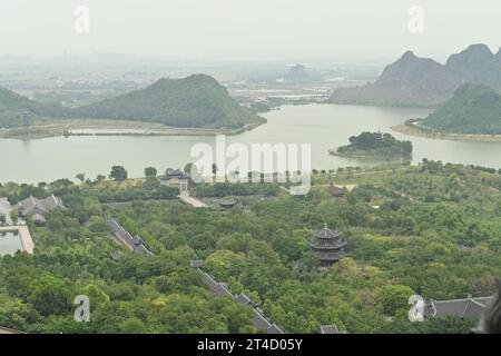 Blick aus der Vogelperspektive auf die Bai Dinh Pagode, ein buddhistischer Tempelkomplex auf dem Bai Dinh Berg in der Nähe von Ninh Binh, Vietnam Stockfoto