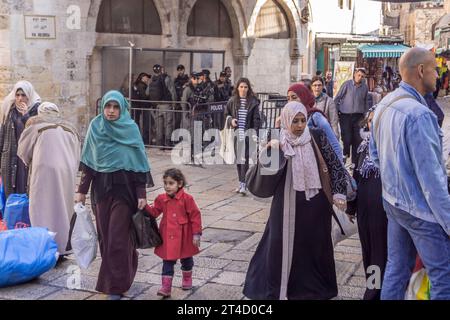 Die Einheimischen, verschleierte muslimische Frauen, jüdische Leute, Touristen vor dem gepanzerten Polizeikontrollpunkt in der Via Dolorosa, Jerusalem Altstadt, Israel. Stockfoto