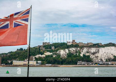 Blick auf das Schloss, den Strand und die weißen Klippen von Dover vom Meer, Dover, Kent, England, Großbritannien Stockfoto