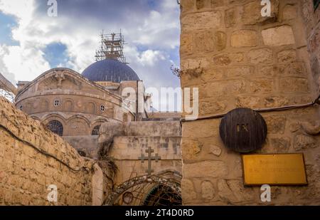 Auf dem Schild steht: "St. Koptische Kirche Helen, Station 9' an einer der Stationen der Via Dolorosa Straße, im christlichen Viertel der Jerusalem Altstadt, Israel. Stockfoto