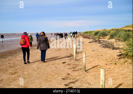 Ruhiges und sonniges Wetter im Spätherbst bringt die Menschenmassen zum Strand von St. Annes Stockfoto