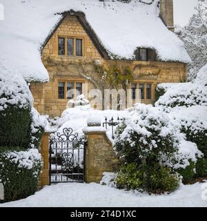 Stone Cotswolds Cottage bedeckt mit Schnee, Chipping Campden, England Stockfoto