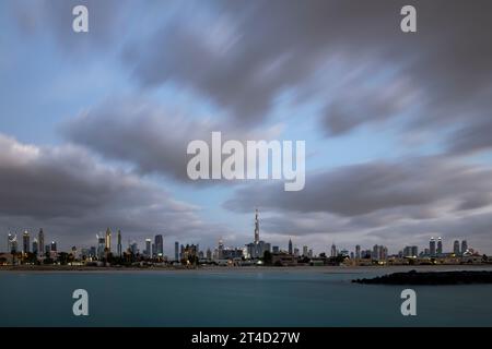 Dubai, Vereinigte Arabische Emirate, 2. März 2019. Bewölktes und windiges Wetter über Dubai, Vereinigte Arabische Emirate. Stockfoto