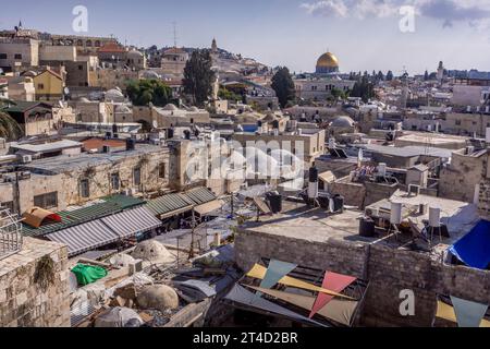 Der muslimische Schrein Kuppel des Felsens über den Dächern der Jerusalemer Altstadt in Israel. Stockfoto