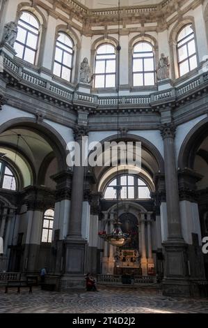 Sanftes Sonnenlicht tauchte den Mosaikmarmor mit dem Titel achteckiger Fußboden von der hohen achteckigen Kuppel der Basilica di Santa Maria della Salute (C Stockfoto