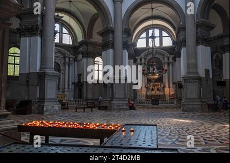 Sanftes Sonnenlicht tauchte den Mosaikmarmor mit dem Titel achteckiger Fußboden von der hohen achteckigen Kuppel der Basilica di Santa Maria della Salute (C Stockfoto