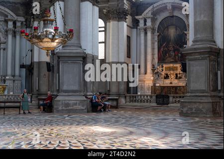 Sanftes Sonnenlicht tauchte den Mosaikmarmor mit dem Titel achteckiger Fußboden von der hohen achteckigen Kuppel der Basilica di Santa Maria della Salute (C Stockfoto