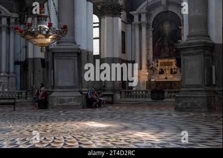 Sanftes Sonnenlicht tauchte den Mosaikmarmor mit dem Titel achteckiger Fußboden von der hohen achteckigen Kuppel der Basilica di Santa Maria della Salute (C Stockfoto