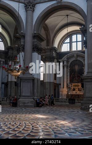 Sanftes Sonnenlicht tauchte den Mosaikmarmor mit dem Titel achteckiger Fußboden von der hohen achteckigen Kuppel der Basilica di Santa Maria della Salute (C Stockfoto