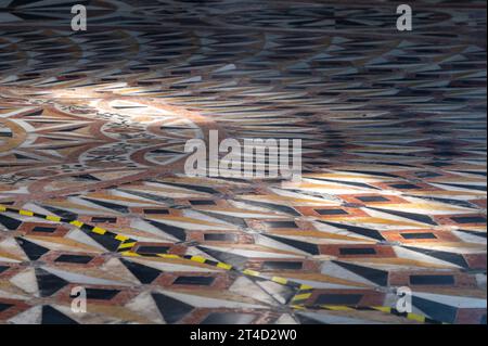 Sanftes Sonnenlicht tauchte den Mosaikmarmor mit dem Titel achteckiger Fußboden von der hohen achteckigen Kuppel der Basilica di Santa Maria della Salute (C Stockfoto