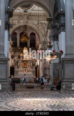 Sanftes Sonnenlicht tauchte den Mosaikmarmor mit dem Titel achteckiger Fußboden von der hohen achteckigen Kuppel der Basilica di Santa Maria della Salute (C Stockfoto