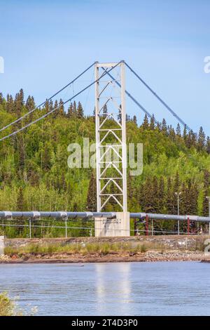 Alaska-Pipeline erhöhte für die Überquerung des Flusses in der Nähe von Fairbanks. Stockfoto