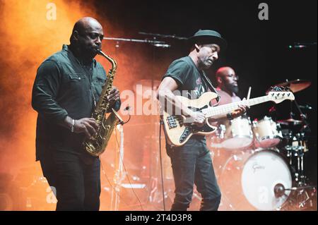 ITALIEN, TURIN, 29. OKTOBER: Der Saxophonist Donald Hayes (L) tritt live auf der Bühne in Turin auf, während der US-amerikanischen Jazz-/Fusion-Bassist Marcus Miller (R) Europa-Tour 2023. Stockfoto