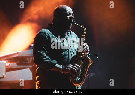 ITALIEN, TURIN, 29. OKTOBER: Der Saxophonist Donald Hayes tritt live auf der Bühne in Turin auf, während der US-amerikanischen Jazz-/Fusion-Bassist Marcus Miller Europa-Tour 2023. Stockfoto