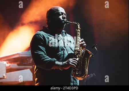 ITALIEN, TURIN, 29. OKTOBER: Der Saxophonist Donald Hayes tritt live auf der Bühne in Turin auf, während der US-amerikanischen Jazz-/Fusion-Bassist Marcus Miller Europa-Tour 2023. Stockfoto