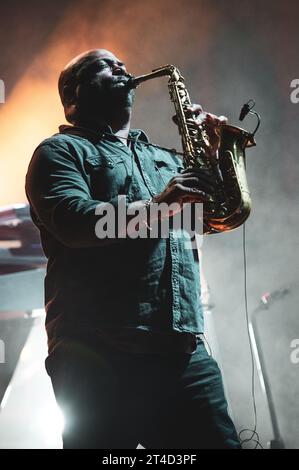 ITALIEN, TURIN, 29. OKTOBER: Der Saxophonist Donald Hayes tritt live auf der Bühne in Turin auf, während der US-amerikanischen Jazz-/Fusion-Bassist Marcus Miller Europa-Tour 2023. Stockfoto