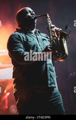 ITALIEN, TURIN, 29. OKTOBER: Der Saxophonist Donald Hayes tritt live auf der Bühne in Turin auf, während der US-amerikanischen Jazz-/Fusion-Bassist Marcus Miller Europa-Tour 2023. Stockfoto