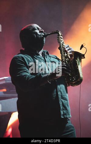 ITALIEN, TURIN, 29. OKTOBER: Der Saxophonist Donald Hayes tritt live auf der Bühne in Turin auf, während der US-amerikanischen Jazz-/Fusion-Bassist Marcus Miller Europa-Tour 2023. Stockfoto