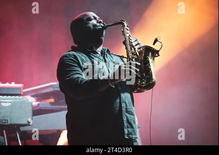 ITALIEN, TURIN, 29. OKTOBER: Der Saxophonist Donald Hayes tritt live auf der Bühne in Turin auf, während der US-amerikanischen Jazz-/Fusion-Bassist Marcus Miller Europa-Tour 2023. Stockfoto