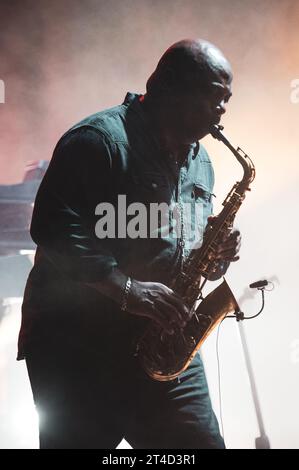 ITALIEN, TURIN, 29. OKTOBER: Der Saxophonist Donald Hayes tritt live auf der Bühne in Turin auf, während der US-amerikanischen Jazz-/Fusion-Bassist Marcus Miller Europa-Tour 2023. Stockfoto