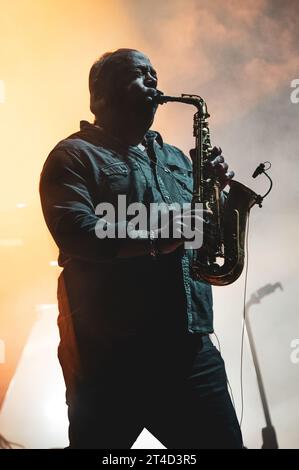 ITALIEN, TURIN, 29. OKTOBER: Der Saxophonist Donald Hayes tritt live auf der Bühne in Turin auf, während der US-amerikanischen Jazz-/Fusion-Bassist Marcus Miller Europa-Tour 2023. Stockfoto