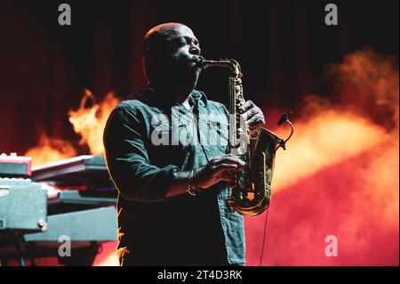 ITALIEN, TURIN, 29. OKTOBER: Der Saxophonist Donald Hayes tritt live auf der Bühne in Turin auf, während der US-amerikanischen Jazz-/Fusion-Bassist Marcus Miller Europa-Tour 2023. Stockfoto