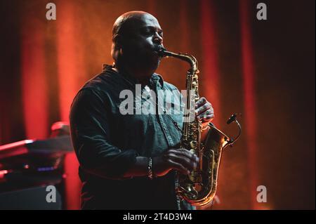 ITALIEN, TURIN, 29. OKTOBER: Der Saxophonist Donald Hayes tritt live auf der Bühne in Turin auf, während der US-amerikanischen Jazz-/Fusion-Bassist Marcus Miller Europa-Tour 2023. Stockfoto