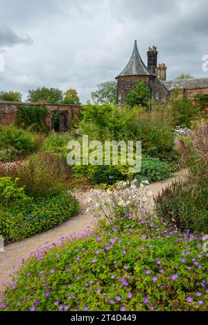 Pflanzen im Spätsommer im Paradise Garden im RHS Bridgewater Garden in Worsley, Salford, Manchester, England. Stockfoto