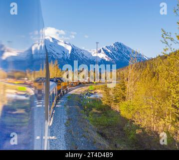 Berühmte malerische Zugfahrt mit dem Alaska Railroad Coastal Classic Zug zwischen Seward und Anchorage, Alaska. Steigt zum „Grandview“-Gipfel. Stockfoto