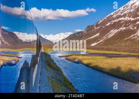 Berühmte malerische Zugfahrt mit dem Alaska Railroad Coastal Classic Zug zwischen Seward und Anchorage, Alaska. Steigt zum „Grandview“-Gipfel. Stockfoto