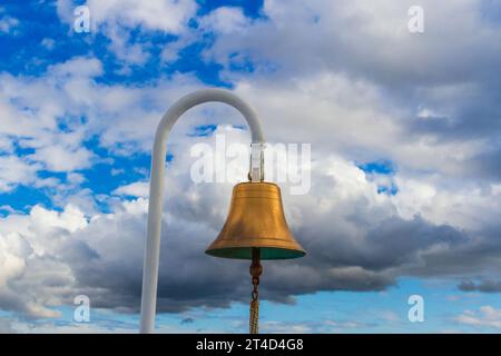 Schiffsglocke auf Kreuzfahrt Schiff Volendam. Stockfoto