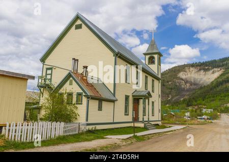 Dawson City im Yukon-Territorium in Kanada hat ein subarktisches Klima und eine ganzjährige Bevölkerung von etwa 1900 Menschen. St. Marias katholische Kirche. Stockfoto