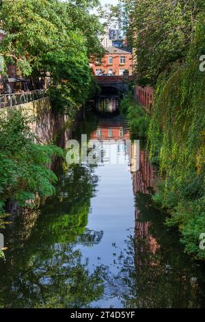 Der Rochdale Kanal verläuft entlang der Canal Street in Manchesters Schwulendorf. Stockfoto