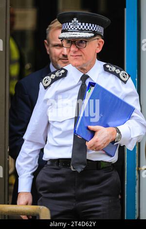 London, Großbritannien. 30. Oktober 2023. Sir Mark Rowley, QPM-Kommissar der Metropolitan Police Force (MET). Kabinettsminister und hochrangige Sicherheitsbeamte verlassen heute Nachmittag die Sitzungen im Kabinettsbüro, wahrscheinlich die Notfallsitzung des COBR, die vom Premierminister geleitet werden sollte. Die Minister sollen den Konflikt zwischen Israel und Gaza und mögliche Terrorbedrohungen oder Sicherheitsbedrohungen im Zusammenhang mit dem Vereinigten Königreich erörtern. Kredit: Karl Edler/Alamy Live News Kredit: Imageplotter/Alamy Live News Stockfoto