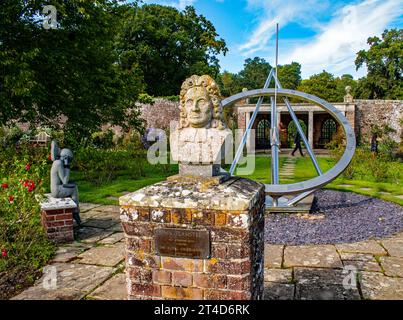 Sundial & Rose Garden im Schloss Herstmonceux. E Sussex.UK Stockfoto