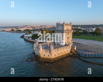 Ein Blick aus der Vogelperspektive auf den Belem-Turm in Lissabon, Portugal, mit der Brücke 25 de Abril im Hintergrund. Aufnahme aus öffentlich zugänglichem Eigentum Stockfoto