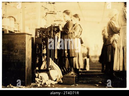 Lewis Hine: Strickerin, Loudon, Tennessee, 1910 Sie ist regelmäßig als Strickerin in Loudon Strumpfwarenmühlen beschäftigt. Stockfoto