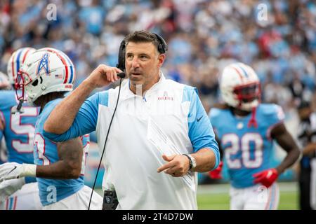 Nashville, USA. Oktober 2023. Mike Vrabel, Cheftrainer der Tennessee Titans, stand am 29. Oktober 2023 im Nissan Stadium in Nashville, Tennessee an der Seitenlinie während des Spiels gegen die Atlanta Falcons. (Foto: Kindell Buchanan/SIPA USA) Credit: SIPA USA/Alamy Live News Stockfoto