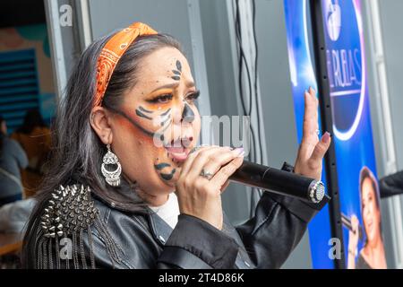 Detroit, Michigan - Adel Ruelas singt bei der Day of the Dead-Feier im Valade Park am Detroit Riverfront. Stockfoto