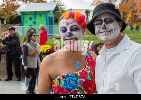 Detroit, Michigan - Tag der Toten im Valade Park am Detroit Riverfront. Einige Besucher malten ihre Gesichter, um den mexikanischen Tradi zu ehren Stockfoto