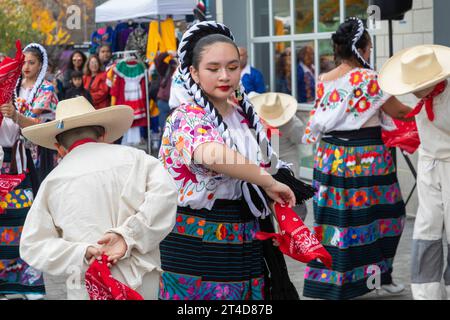 Detroit, Michigan - das Ballet Folklorico Moyocoyani Izel spielt während der Feierlichkeiten zum Tag der Toten im Valade Park am Detroit Riverfront. Stockfoto