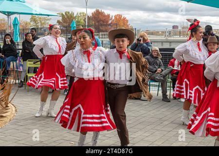 Detroit, Michigan - das Ballet Folklorico Moyocoyani Izel spielt während der Feierlichkeiten zum Tag der Toten im Valade Park am Detroit Riverfront. Stockfoto