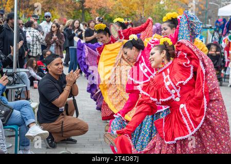 Detroit, Michigan - das Ballet Folklorico Moyocoyani Izel spielt während der Feierlichkeiten zum Tag der Toten im Valade Park am Detroit Riverfront. Stockfoto