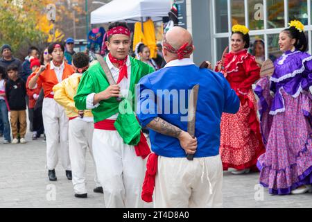Detroit, Michigan - das Ballet Folklorico Moyocoyani Izel spielt während der Feierlichkeiten zum Tag der Toten im Valade Park am Detroit Riverfront. Stockfoto