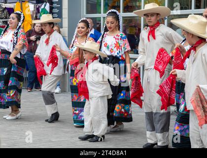 Detroit, Michigan - das Ballet Folklorico Moyocoyani Izel spielt während der Feierlichkeiten zum Tag der Toten im Valade Park am Detroit Riverfront. Stockfoto