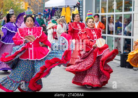 Detroit, Michigan - das Ballet Folklorico Moyocoyani Izel spielt während der Feierlichkeiten zum Tag der Toten im Valade Park am Detroit Riverfront. Stockfoto