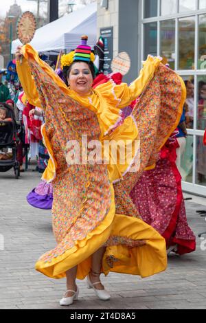 Detroit, Michigan - das Ballet Folklorico Moyocoyani Izel spielt während der Feierlichkeiten zum Tag der Toten im Valade Park am Detroit Riverfront. Stockfoto