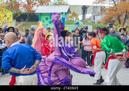 Detroit, Michigan - das Ballet Folklorico Moyocoyani Izel spielt während der Feierlichkeiten zum Tag der Toten im Valade Park am Detroit Riverfront. Stockfoto